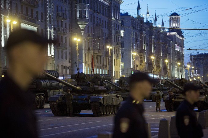 Готовы защитить Россию В Москве проходят заключительные  репетиции Парада на Красной Площади, который состоится 9 мая 2014 года в ознаменование 69-ой годовщины Победы в Великой Отечественной войне. Парад начнется в 10 утра. Одновременно начнется его традиционная прямая трансляция по телевизионным каналам. Командовать парадом по случаю 69-й годовщины Победы в Великой Отечественной войне будет заместитель начальника Генштаба Вооруженных сил Российской Федерации генерал-полковник Олег Салюков, а  принимать парад - министр обороны генерал армии Сергей Шойгу, он будет принимать его во второй раз.<br /><br />
  Парад Красная площадь репетиция парада армия Россия