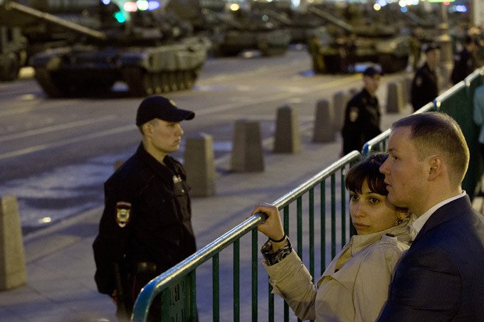 Готовы защитить Россию Начаты проверки дорог и мостов, по которым будут двигаться танки и бронетранспортеры. Для того, чтобы не нанести ущерба дорожному покрытию, на гусеницы тяжелой военной техники оденут резиновые накладки. Подземный переход около Манежной площади укрепят специальными железными опорами.<br /><br />
  Парад Красная площадь репетиция парада армия Россия