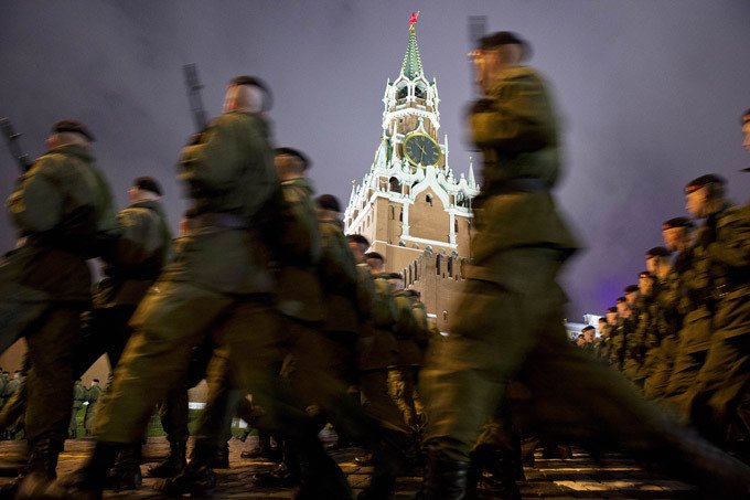 Готовы защитить Россию В параде Победы 2014 года примут участие воспитанники Московского, Тверского суворовских училищ, Нахимовского военно-морского училища, Кронштадского морского кадетского корпуса, воспитанники Аксайского Данилы Ефремова Казачьего кадетского корпуса, курсанты и слушатели Военно-воздушной академии имени профессора Н. Е. Жуковского и Ю. А. Гагарина, Балтийского военно-морского института, Академии гражданской защиты МЧС России,Военного университета Министрества Обороны, военнослужащие 336-й бригады береговых войск Балтийского флота, а также военнослужащие 2-ой гвардейской Таманской мотострелковой дивизии и 4-ой гвардейской танковой Кантемировской дивизии Западного военного округа.<br /><br />
  Парад Красная площадь репетиция парада армия Россия