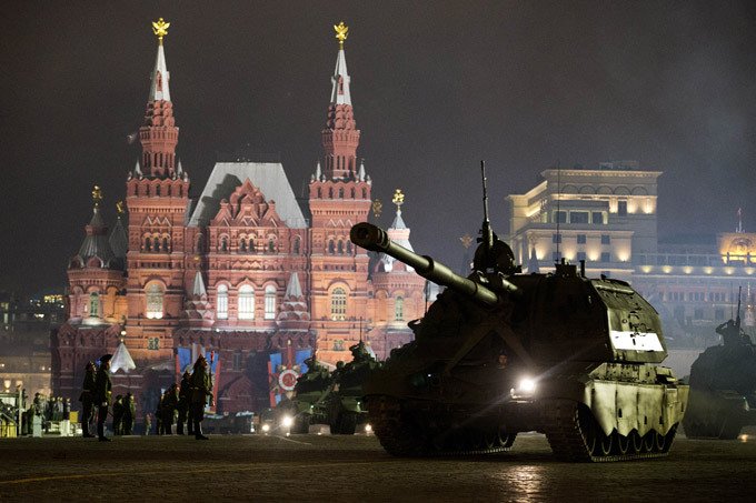 Готовы защитить Россию Новинкой парада станет прохождение подразделений спецназа, вооруженных бесшумными автоматами «Вал» и снайперскими винтовками «Винторез». Количество боевой техники, участвующей в параде, будет значительно увеличено. Всего в составе механизированной колонны будет задействовано 149 единиц современной боевой техники, что является наибольшим для военных парадов на Красной площади за всю новейшую историю России с 1991 года.<br /><br />
  Парад Красная площадь репетиция парада армия Россия