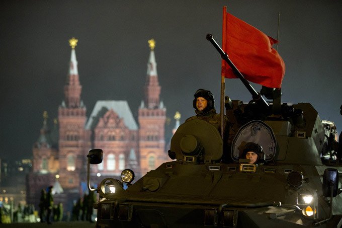 Готовы защитить Россию Будут представлены на Параде Победы-2014 бронеавтомобили ГАЗ-2330 «Тигр», бронетранспортеры БТР-80 и БТР-82А, танки Т-90А, зенитные ракетные комплексы Бук-М2, С-400 и Панцирь-С1, оперативно-тактические ракетные комплексы Искандер-М и межконтинентальные ракетные комплексы Тополь-М[8]. Впервые на параде будут продемонстрированы зенитные ракетные комплексы Тор-М2У, бронеавтомобили КамАЗ-63968 «Тайфун», противотанковые ракетные комплексы Хризантема-С [9], а также модернизированные самоходные артиллерийские установки 2С19М2 Мста-С.<br /><br />
  Парад Красная площадь репетиция парада армия Россия