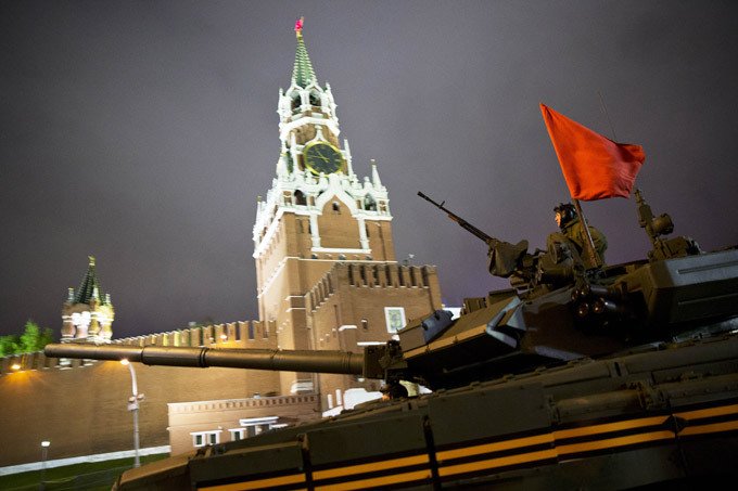 Готовы защитить Россию Военная техника во время репетиций и самого Парада следует по следующему маршруту: Ходынское поле - Ленинградский проспект - 1-я Тверская-Ямская - Тверская - Манежная площадь - Красная площадь - Васильевский спуск - Кремлевская набережная - Боровицкая площадь - Моховая улица - Воздвиженка - Новый Арбат - Садовое кольцо - Триумфальная площадь - 1-я Тверская-Ямская - Ленинградский проспект - Ходынское поле. И московским водителям стоит скорректировать свои планы - проехать по вышеуказанным улицам Москвы во время парада будет затруднительно...<br /><br />
  Парад Красная площадь репетиция парада армия Россия